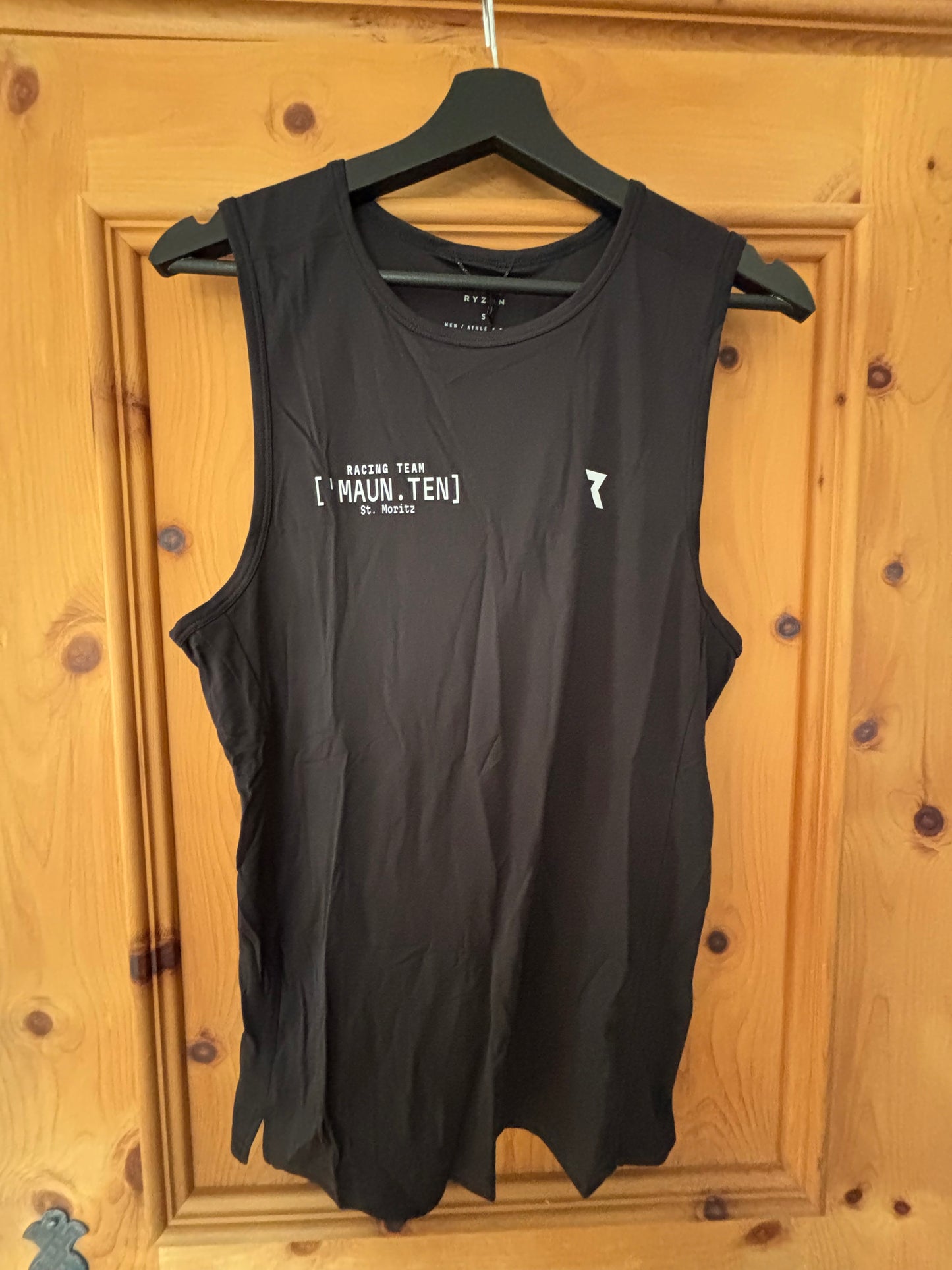 MAUN.TEN Racing Team X RYZON Phantom Running Singlet Men S (Knight Black)(Kollektion 2025)